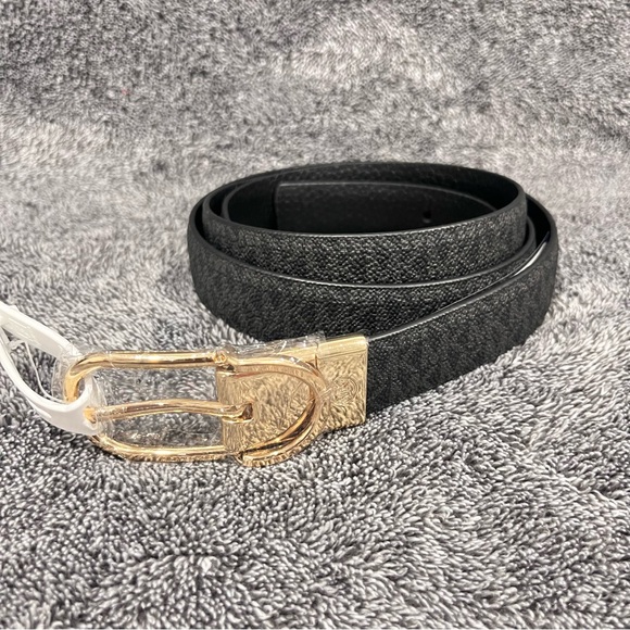 Brand new❗️ Michael Kors reversible leather belt with an 